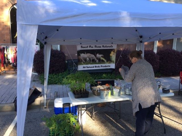 Sweet Pea Farms setting up for market